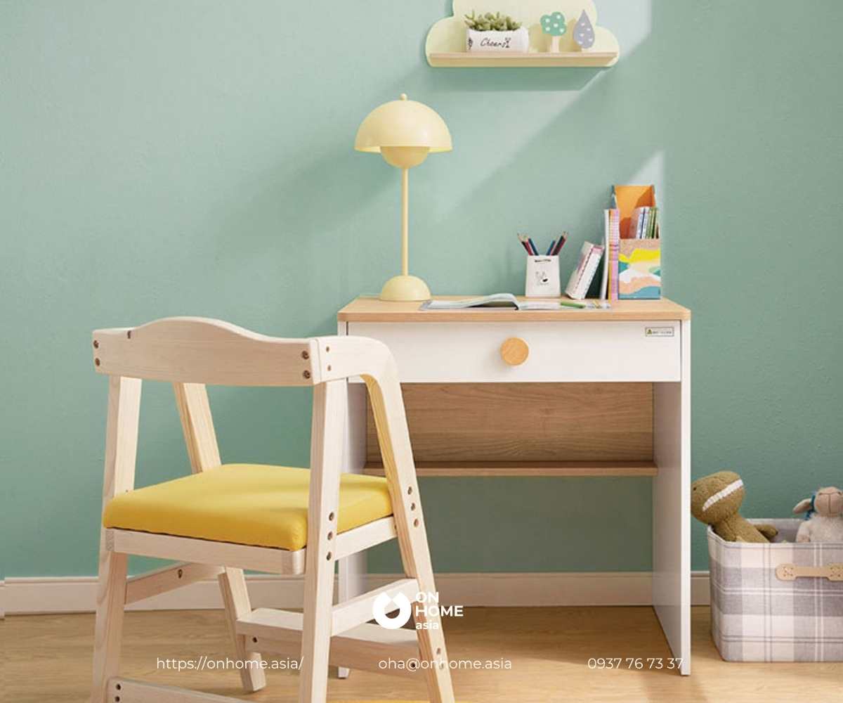 Bàn học cho bé gái bằng gỗ đơn giản