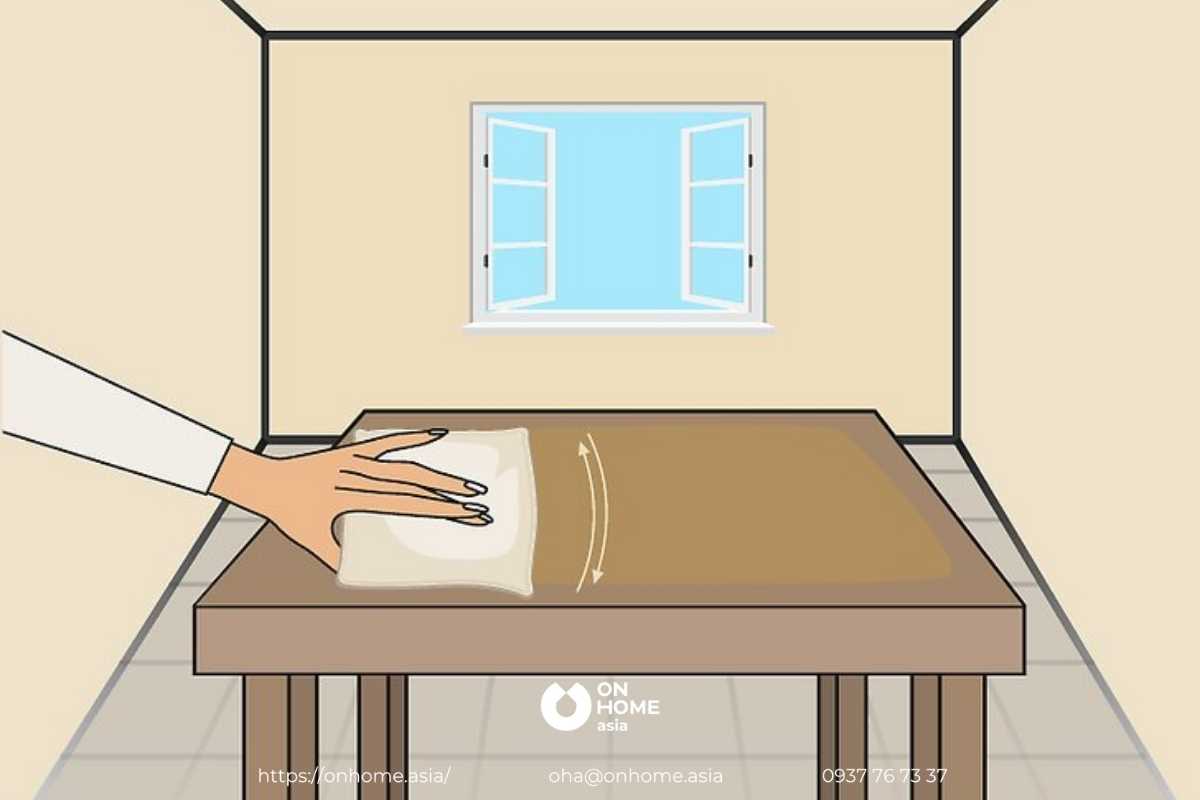 Lau sáp dư thừa bằng khăn vải trên bề mặt nội thất