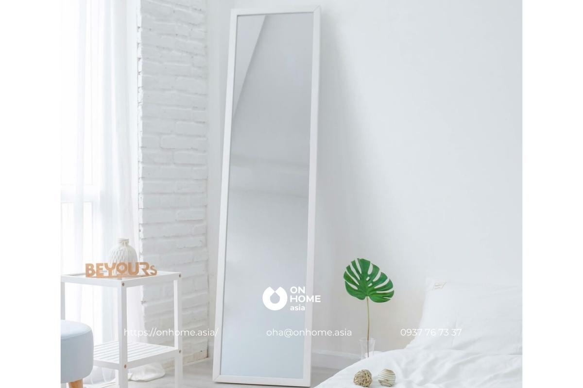 Gương đứng dựa tường A Mirror