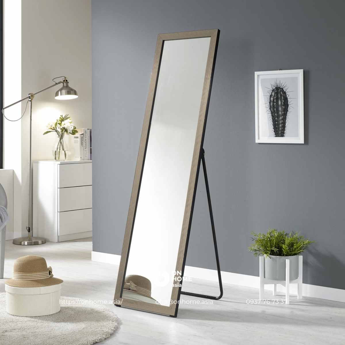 Gương đứng có chân khung gỗ đơn giản mà đẹp