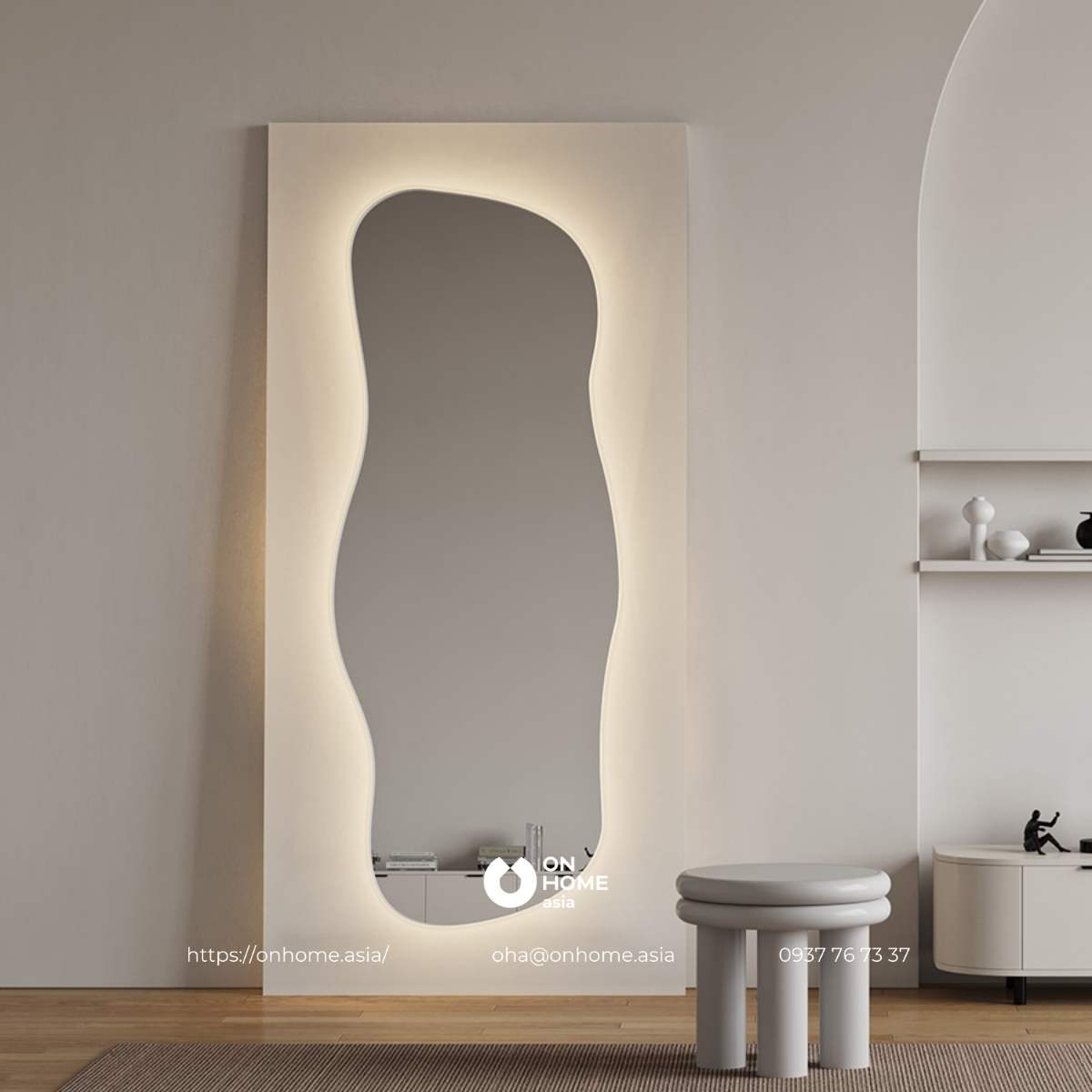 Gương soi toàn thân có đèn thiết kế lạ mắt