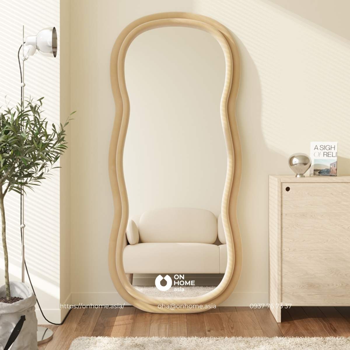 Gương đứng dựa tường màu nâu thiết kế lạ mắt