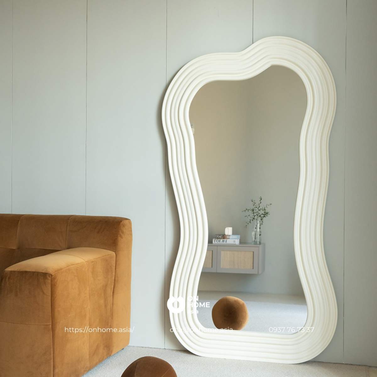Gương đứng dựa tường màu trắng đẹp
