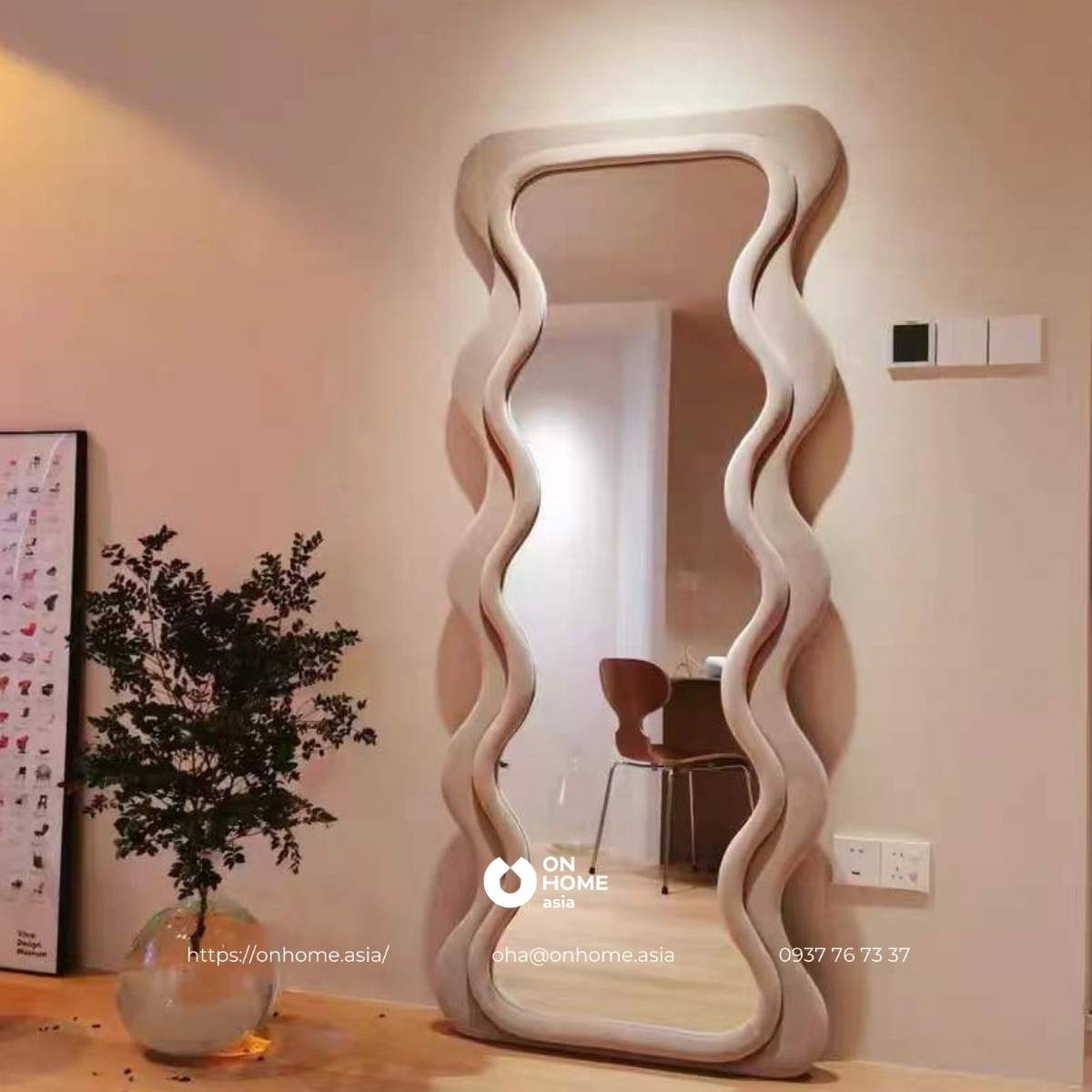 Gương soi toàn thân dựa tường thiết kế lạ mắt