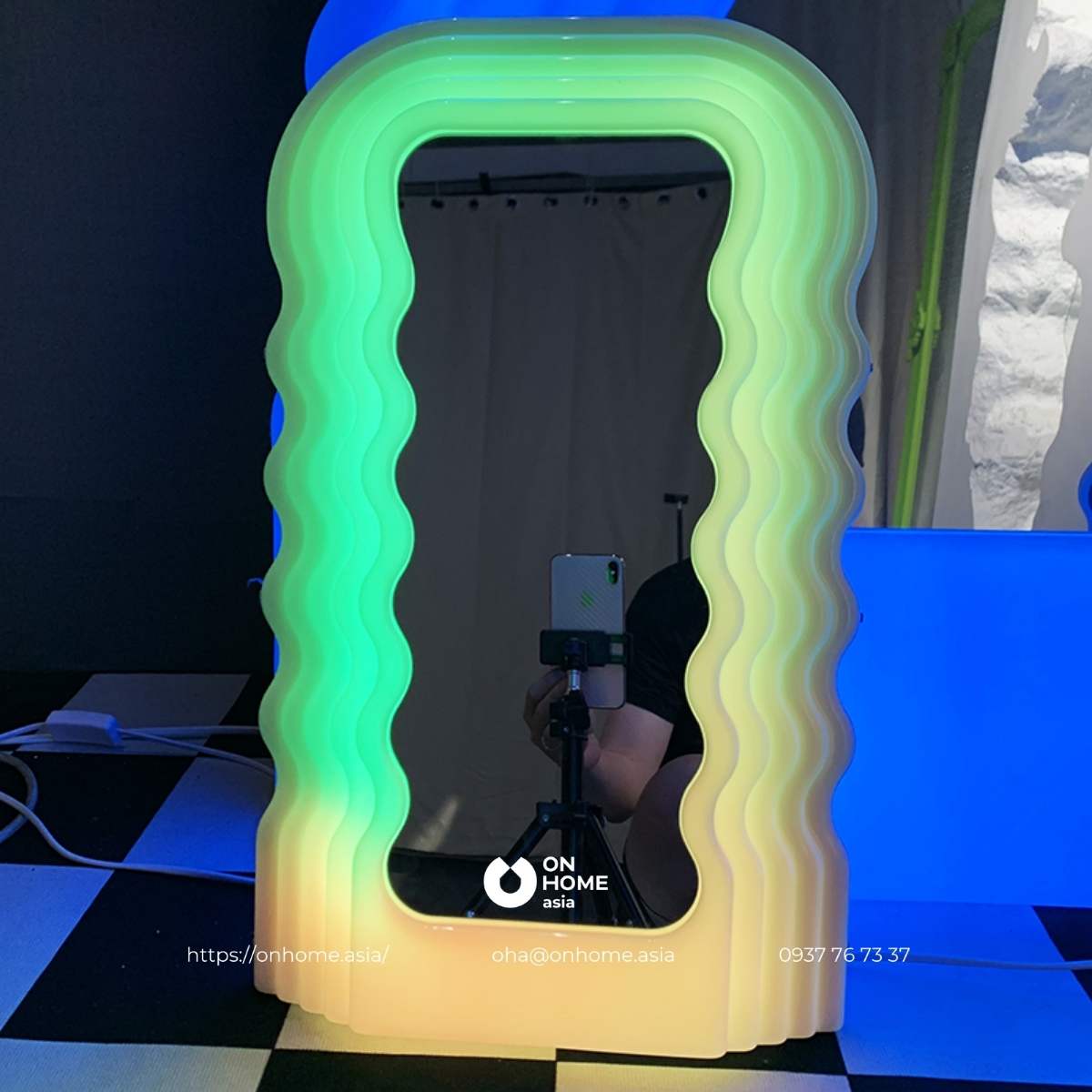 Gương soi toàn thân có đèn màu sắc&nbsp;