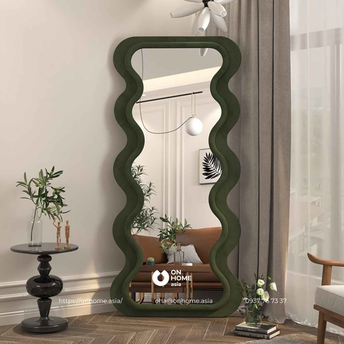 Gương đứng soi toàn thân màu xanh rêu lạ mắt