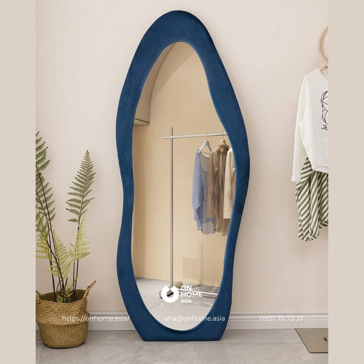 Gương soi toàn thân màu xanh dương ấn tượng