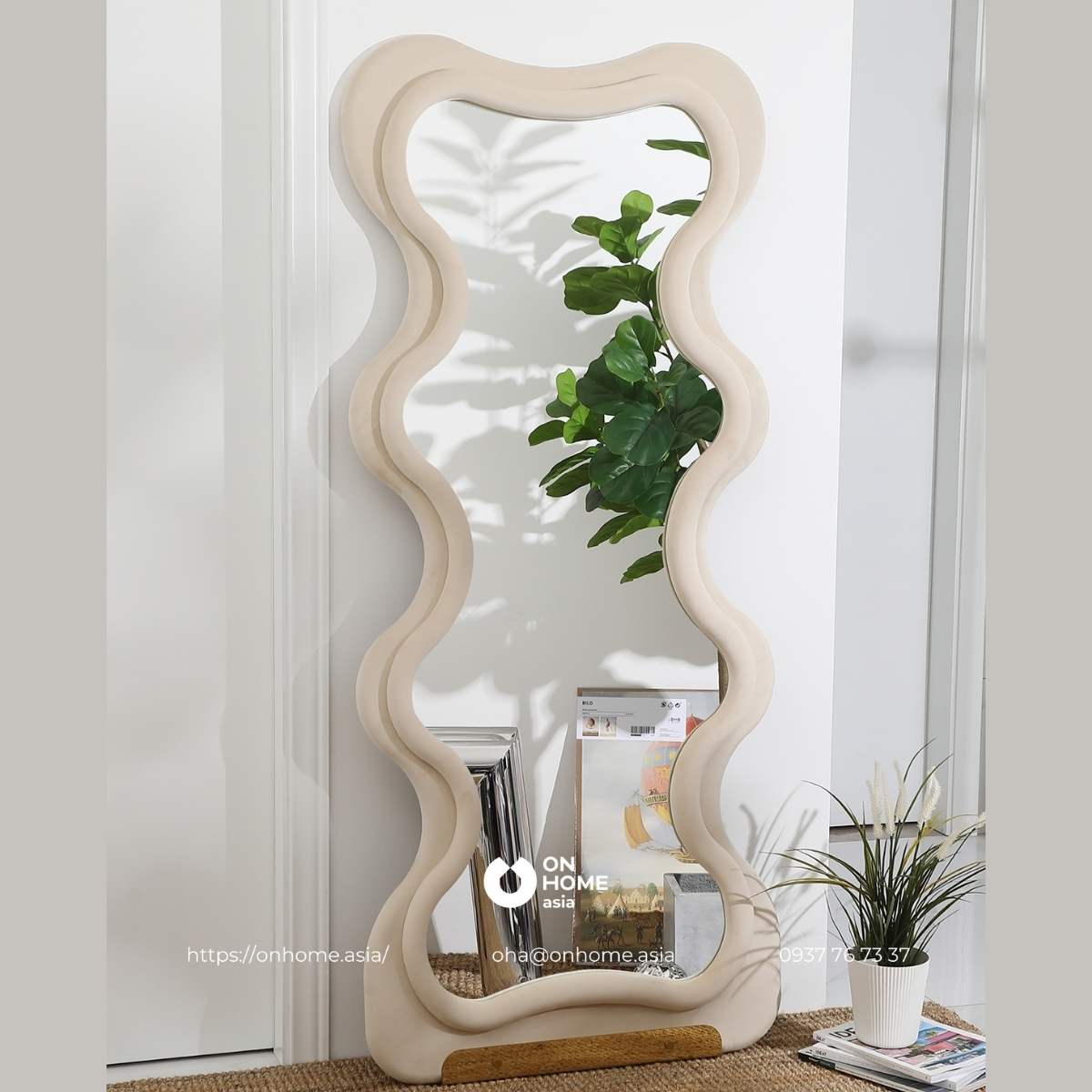 Gương đứng dựa tường trang trí phòng ngủ đẹp