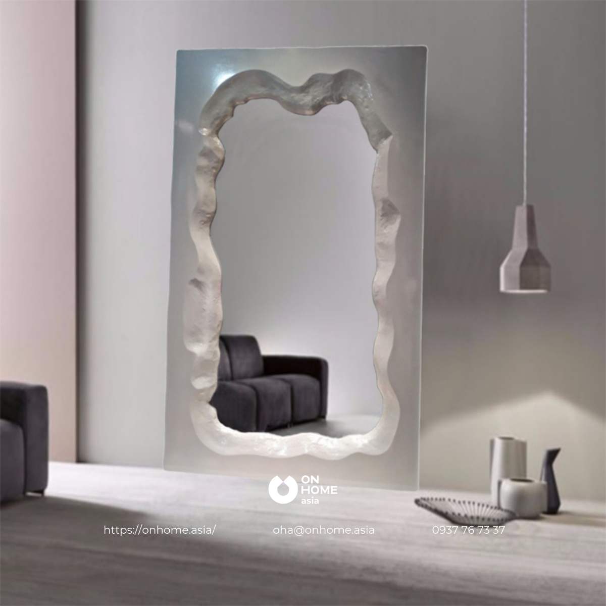 Gương đứng dựa tường thiết kế lạ mắt