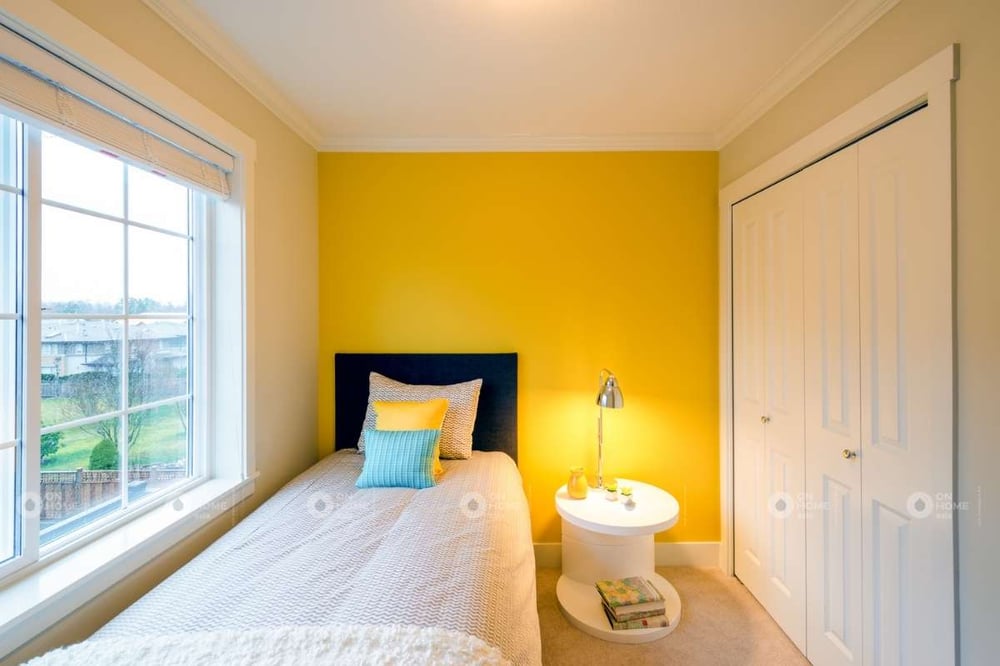 Trang trí tường phòng ngủ màu vàng ấn tượng