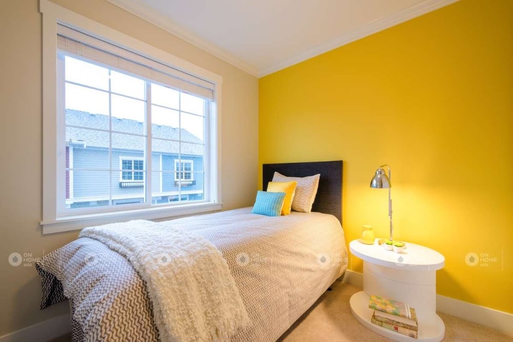 Trang trí tường phòng ngủ màu vàng