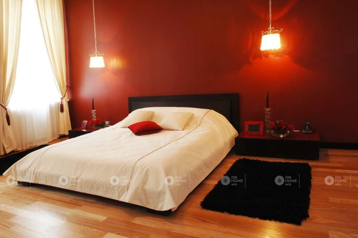 Tường phòng ngủ màu đỏ đậm đơn giản