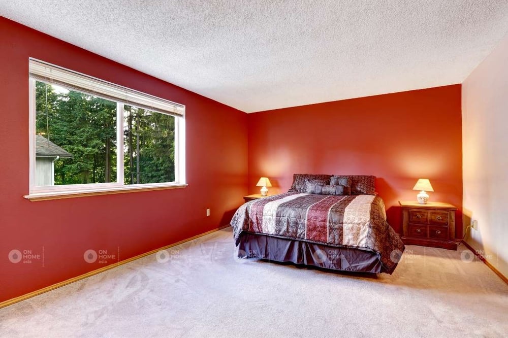 Tường phòng ngủ màu đỏ đơn giản