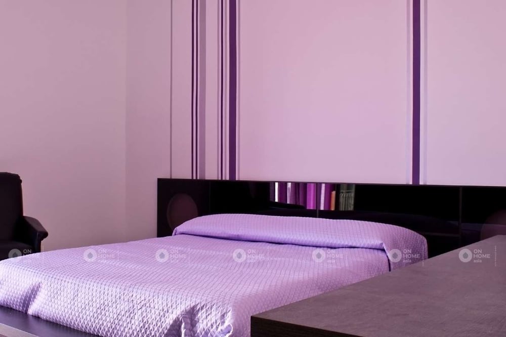 Tường phòng ngủ màu tím sang trọng