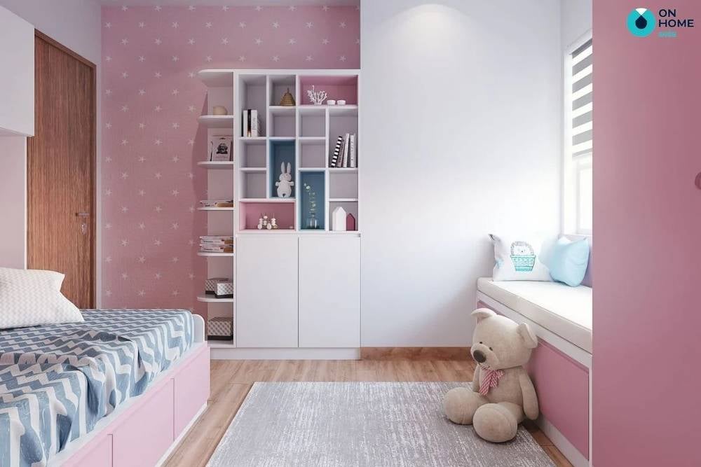 Nội thất phòng ngủ với không gian 22m2 cho bé gái thích thú nhồi bông.