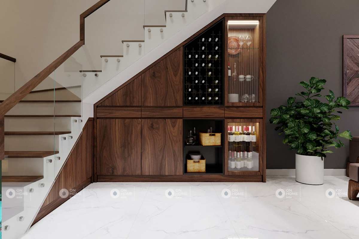 ang trí cầu thang nhà phố thành tủ rượu sang chảnh