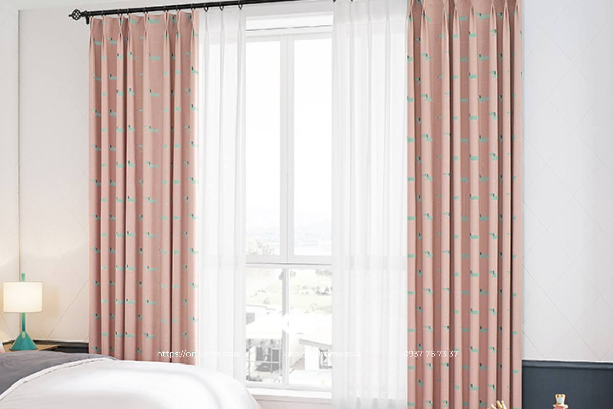 Rèm cửa sổ phòng ngủ nhỏ màu hồng