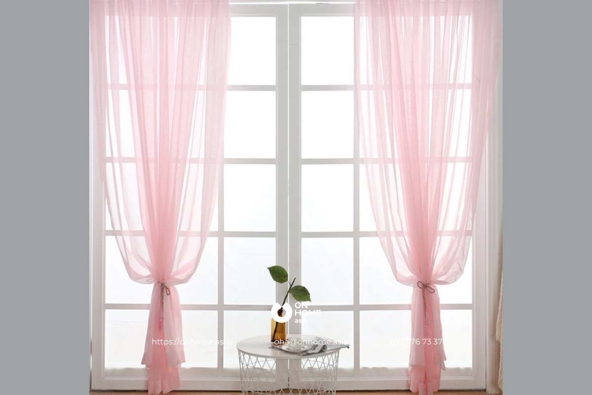Rèm voan màu hồng trang trí phòng ngủ