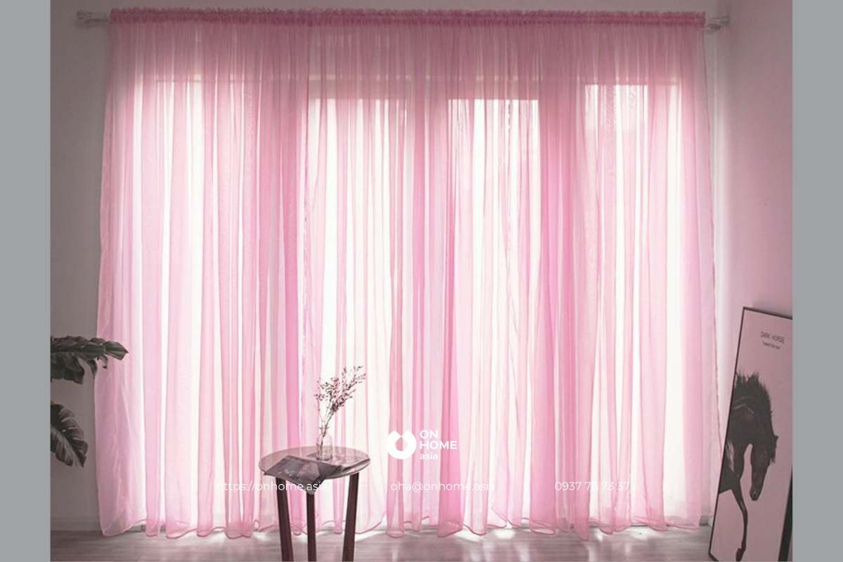 Rèm lụa màu hồng trang trí phòng ngủ