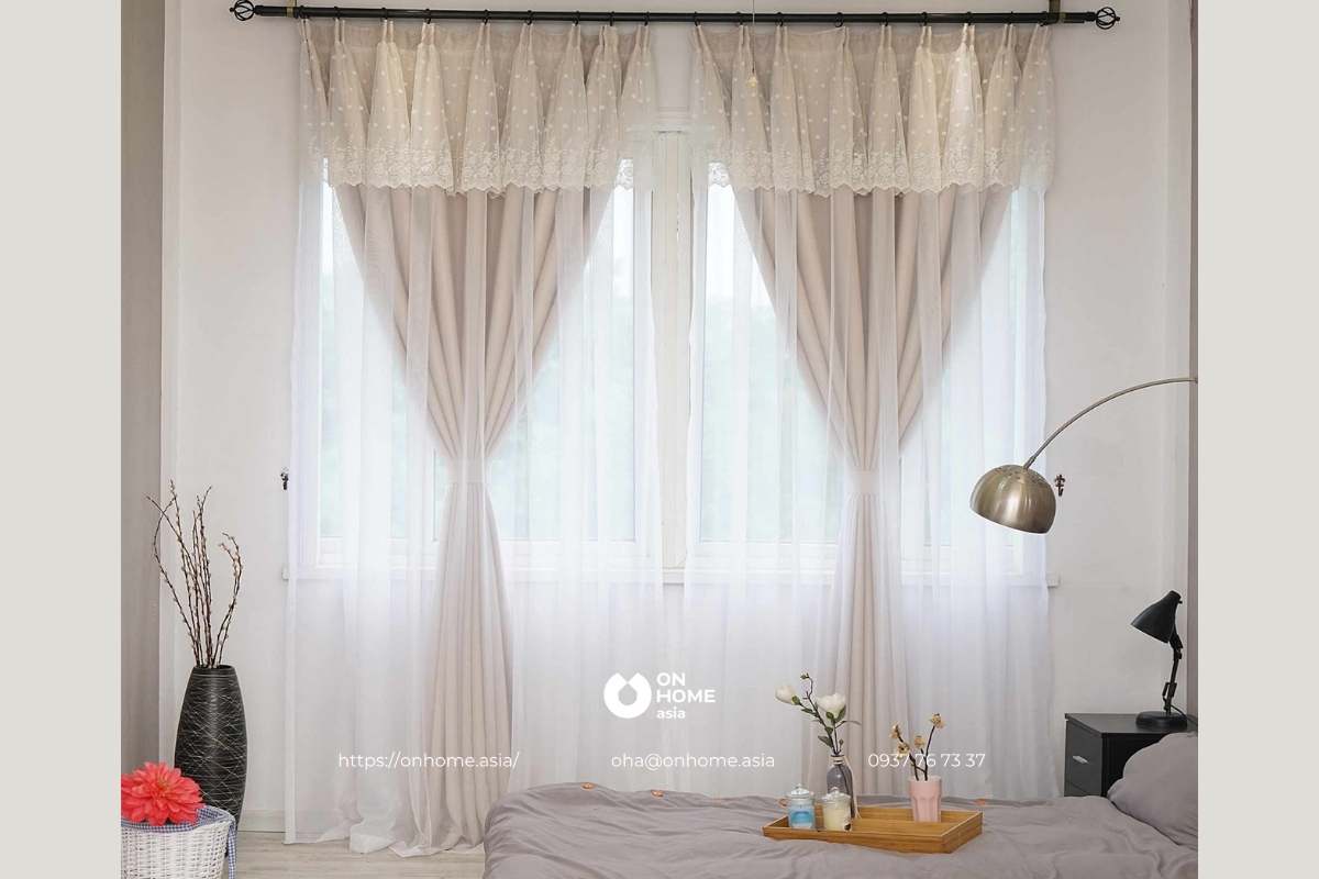 Rèm cửa voan màu kem trang trí phòng ngủ