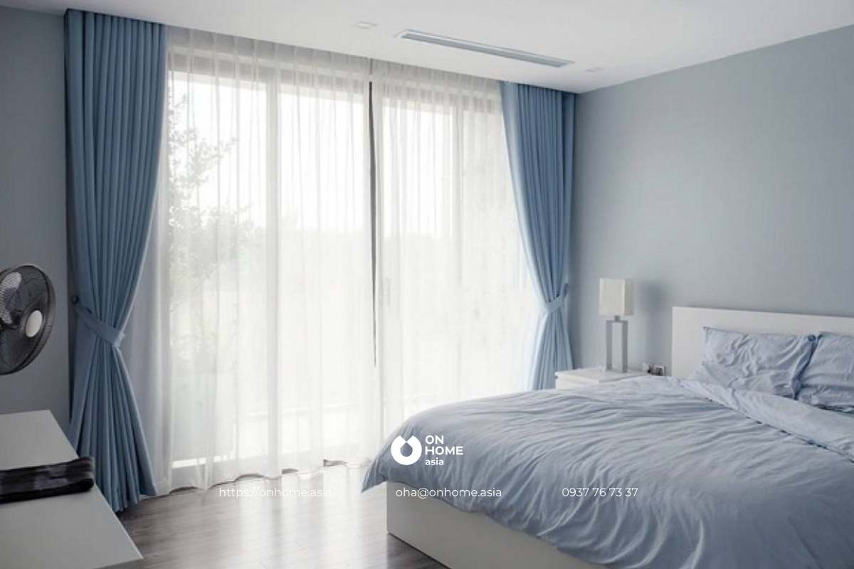 Rèm cửa màu xanh trang trí phòng ngủ