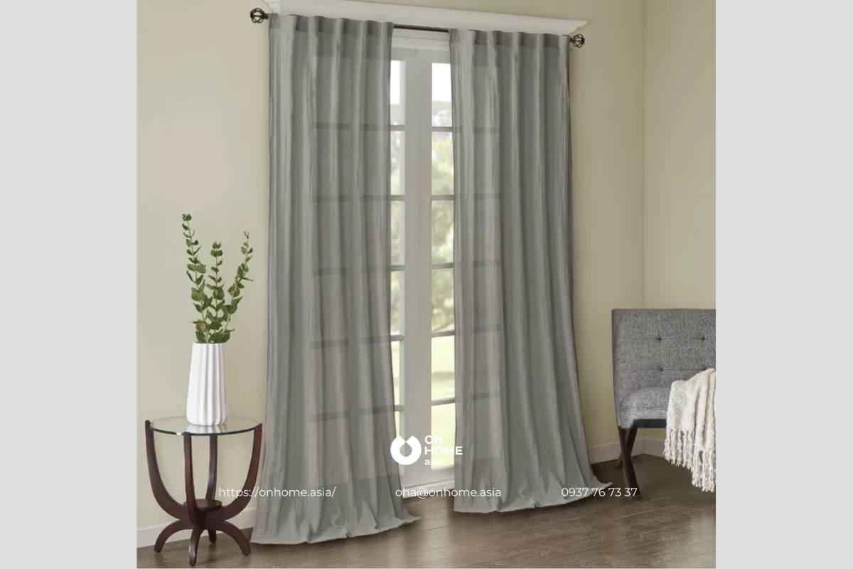 Rèm chống nắng treo phòng khách màu xám