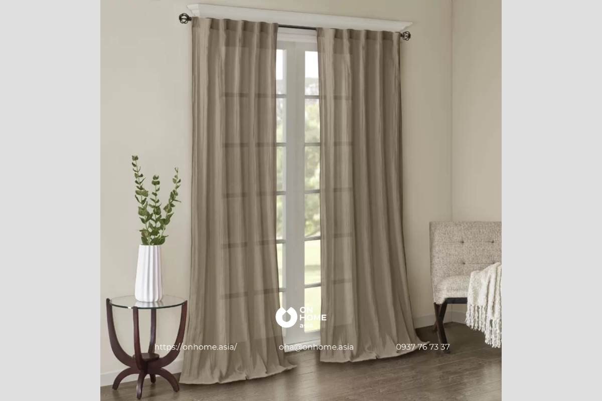Rèm chống nắng treo phòng khách màu nâu