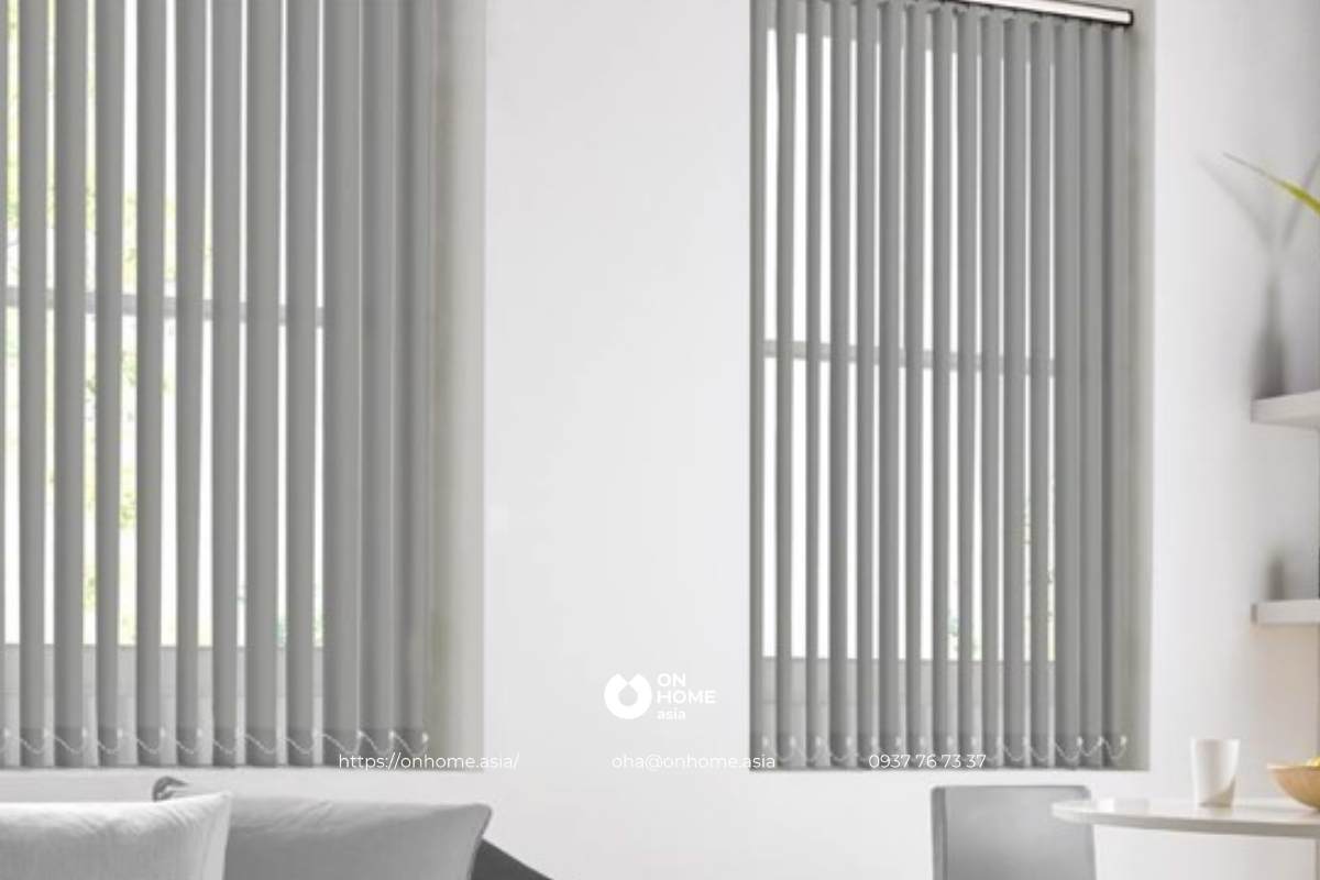 Rèm lá dọc phòng khách đơn giản