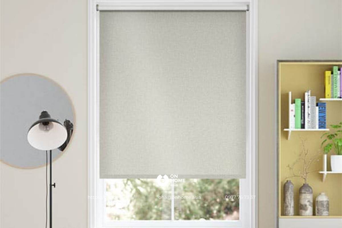 Rèm cuốn cửa sổ phòng khách màu trắng đơn giản