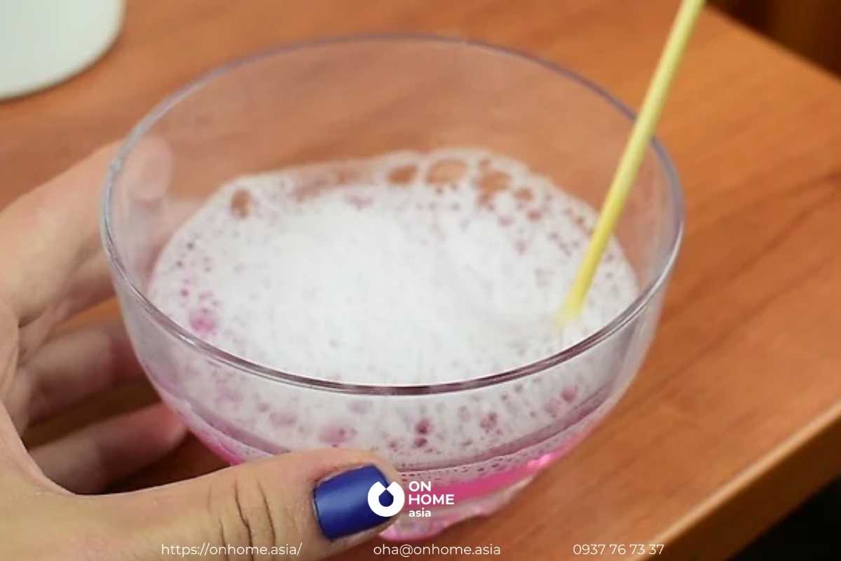 Sử dụng nước rửa chén làm sạch vết mực