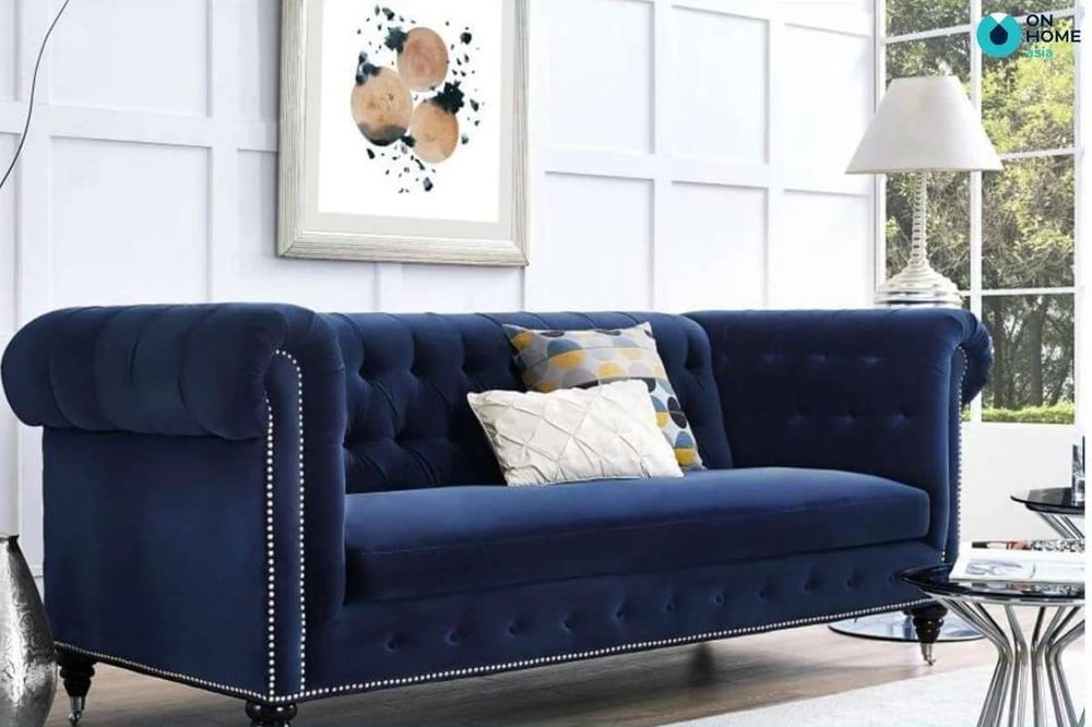 Màu xanh navy từ ghế sofa mang đến sự trẻ trung, tươi mát và mới mẻ cho không gian phòng khách