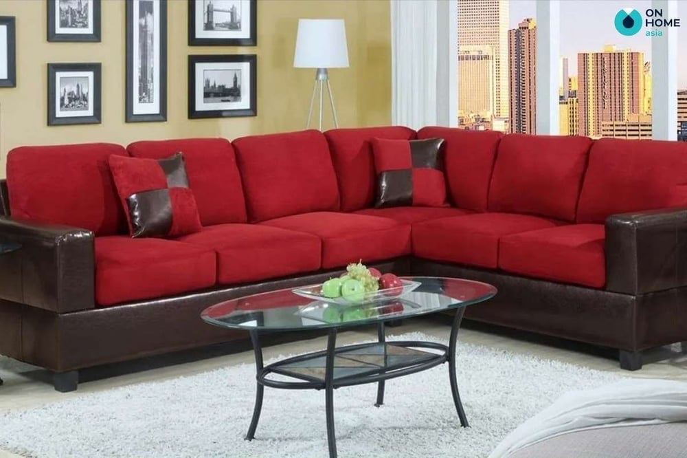 Sofa màu đỏ giúp mang lại sự nổi bật và ấn tượng cho không gian phòng khách