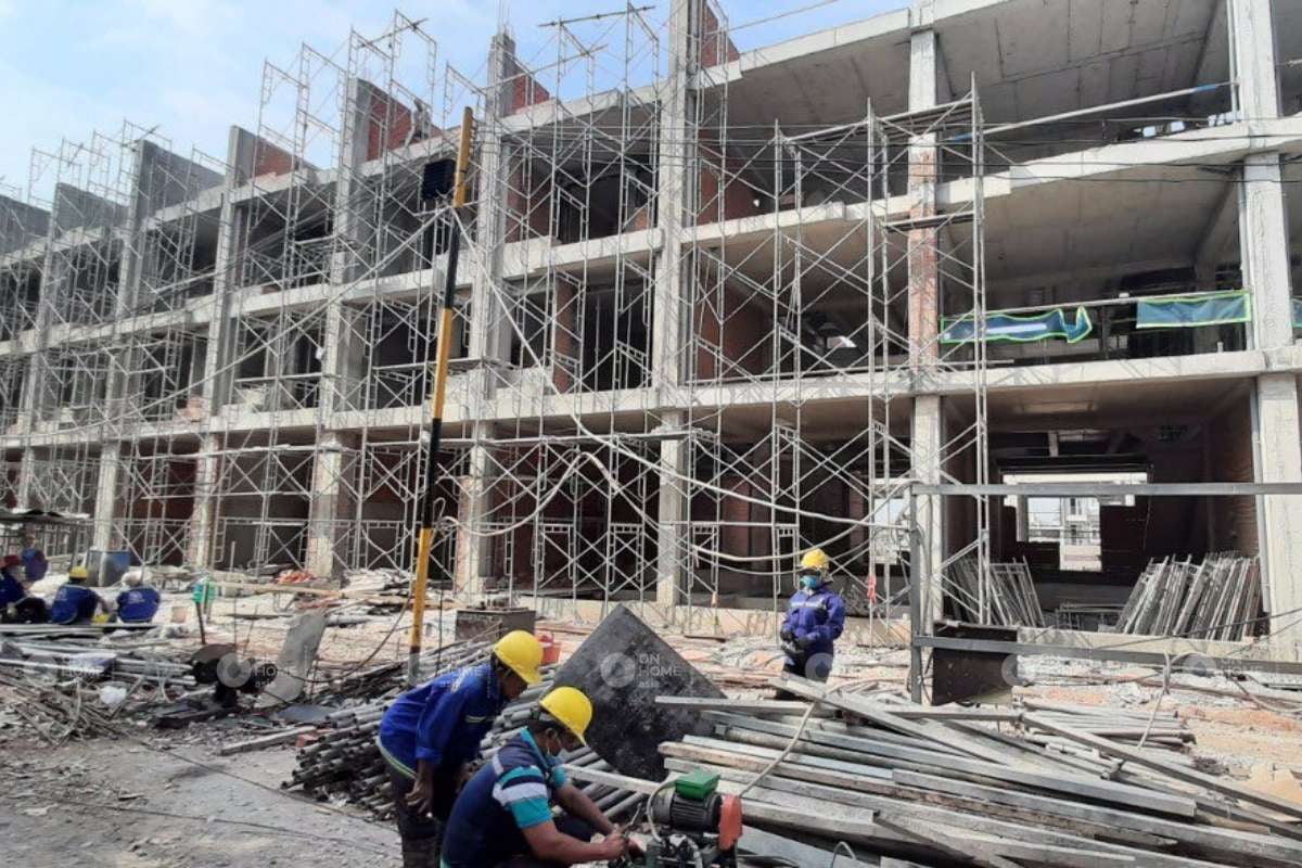 Các công nhân đang xây dựng 