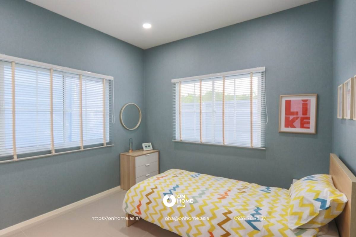 Giường ngủ nhỏ nổi bật với ga trải giường màu sắc rực rỡ