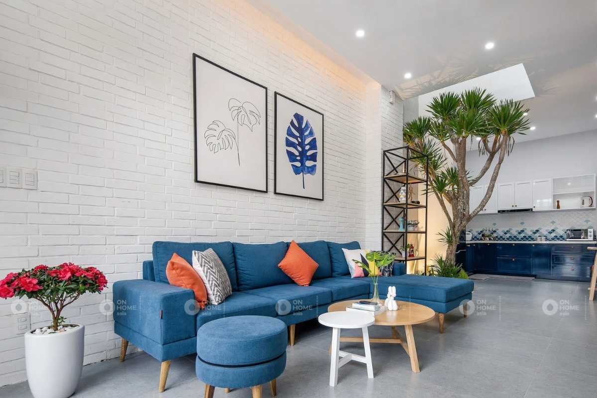 Không gian phòng khách và bếp được thiết kế nối liền