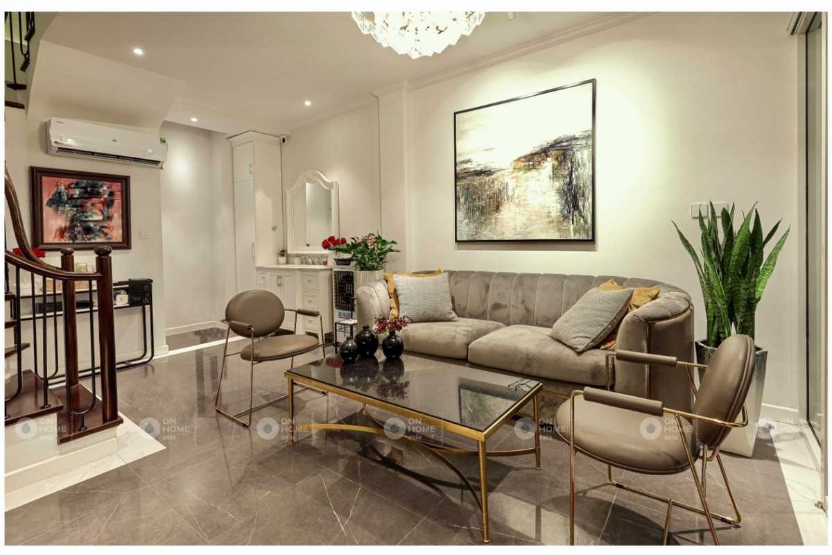 Không gian phòng khách được bố trí đầy đủ nội thất 