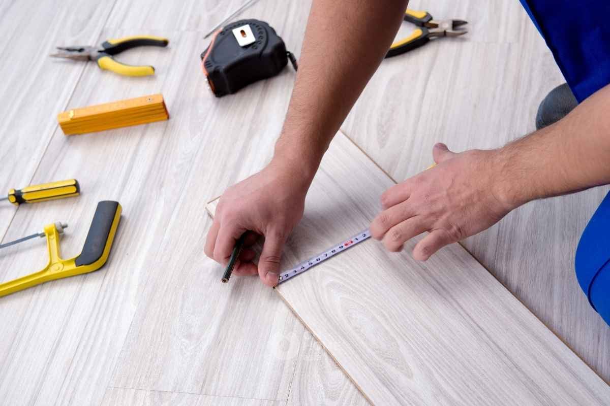Lót sàn gỗ công nghiệp cho từng phòng chức năng.