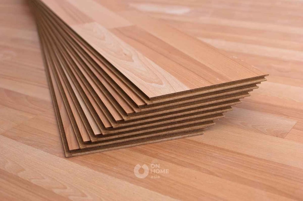 Lót sàn gỗ công nghiệp đơn giản.