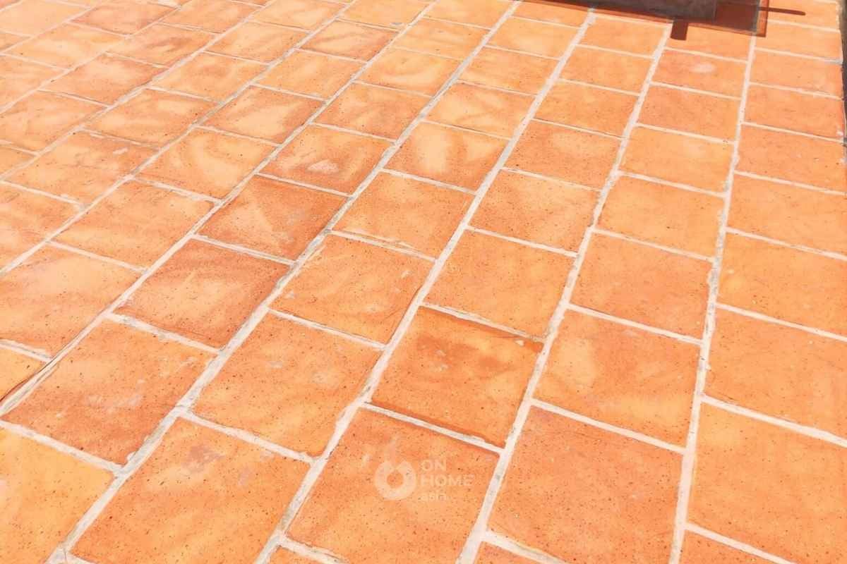 Ốp sàn bằng gach tàu hình chữ nhật.