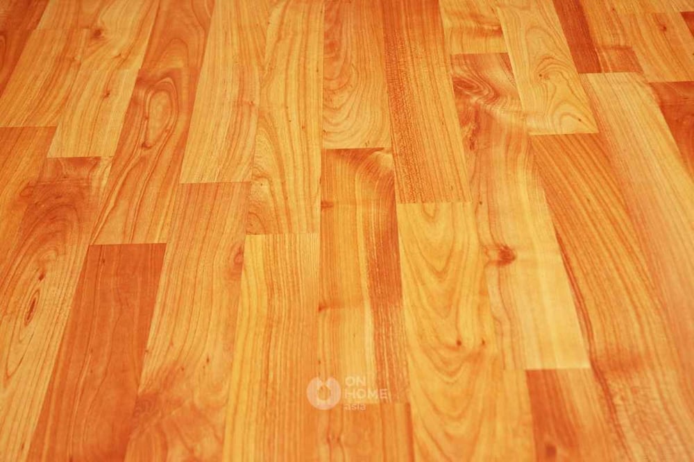 Sàn gỗ tự nhiên được lót tinh tế.