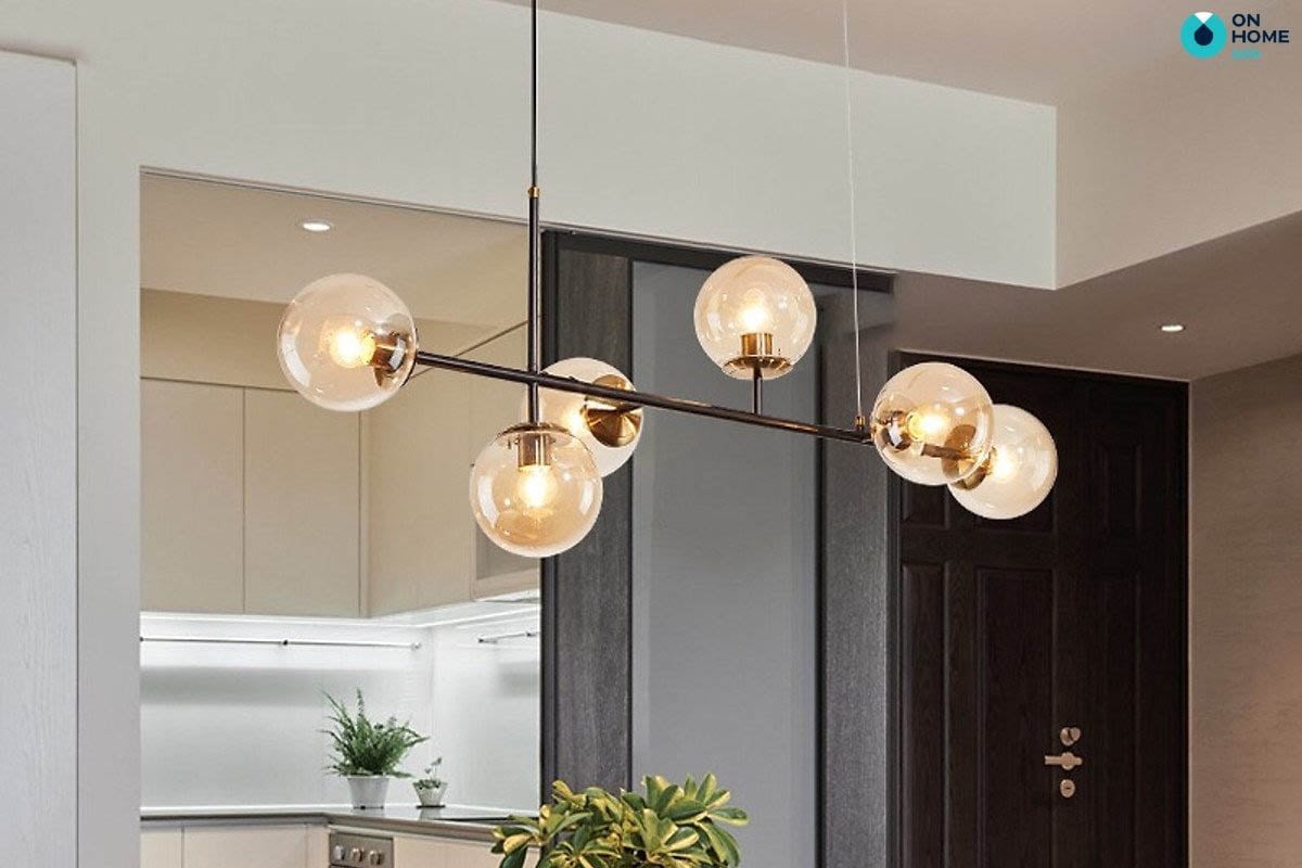 Đèn thả bàn ăn phòng bếp: Với đèn thả bàn ăn phòng bếp hiện đại, không chỉ giúp chiếu sáng tốt hơn trong khi ăn uống, mà còn tăng thêm vẻ đẹp sang trọng cho không gian bếp nhà bạn. Bạn có thể lựa chọn từ nhiều mẫu mã đa dạng, phù hợp với phong cách trang trí nội thất gia đình của bạn.