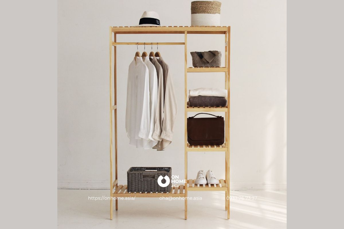 Giá treo quần áo bằng gỗ có nhiều kệ