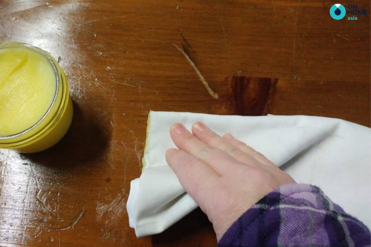 Dùng kem sáp giúp đồ gỗ luôn giữ được độ bóng