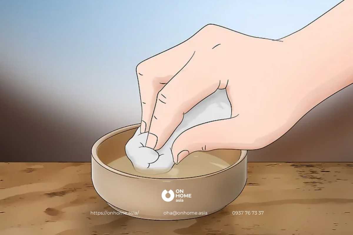 Bôi dung dịch lên miếng vải