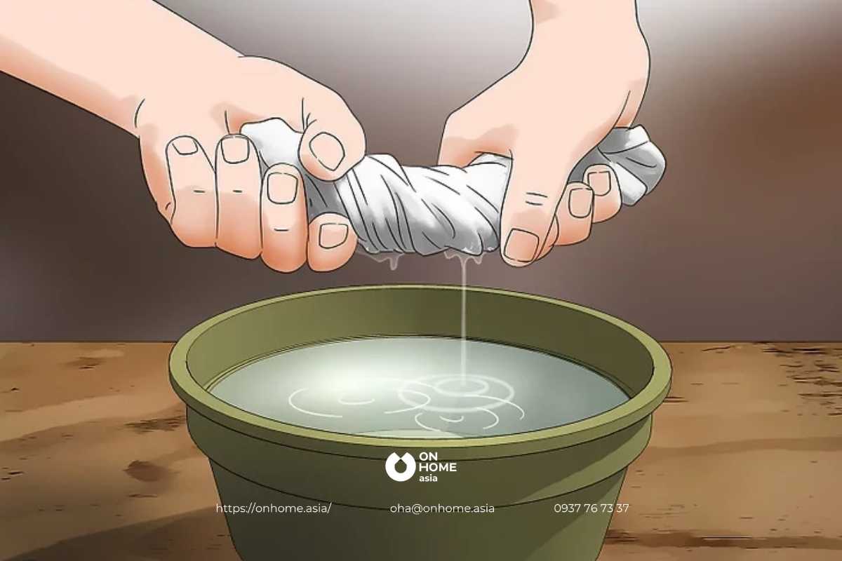 Làm ướt một miếng vải bằng dung dịch