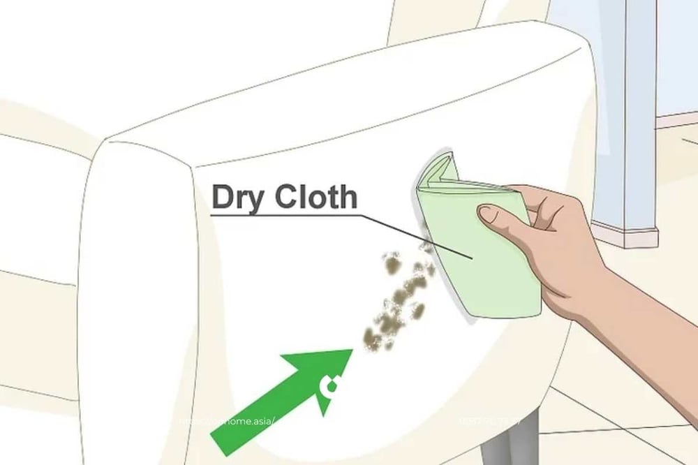 Sử dụng khăn khô để lau vết bẩn