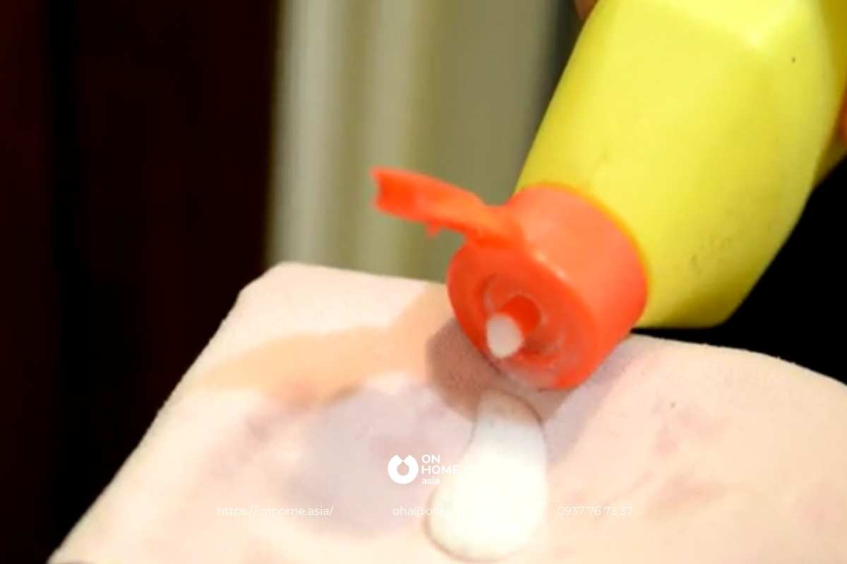 Bôi sáp bảo vệ đồ nội thất