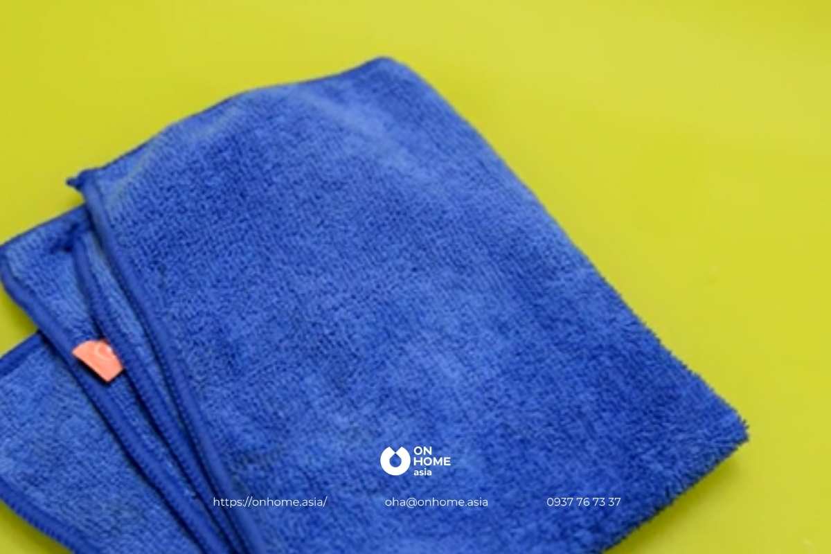 Sử dụng vải sạch khi lau