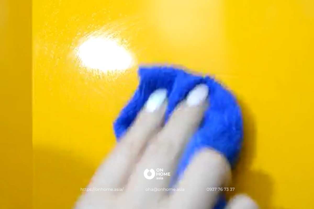 Sử dụng chất bóng nhựa để loại bỏ vết xước