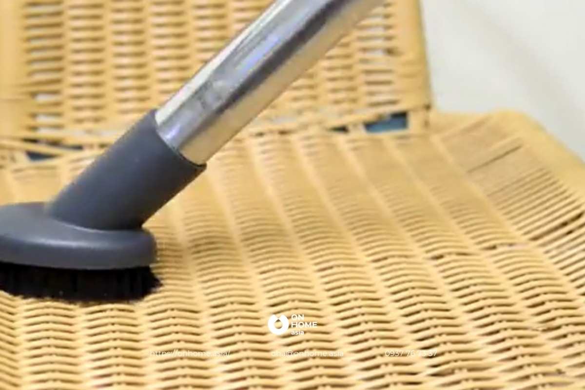 Sử dụng phần đầu cọ trên máy hút bụi